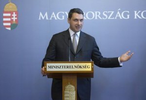 State Secretary Lázár announces the Paks agreement. 