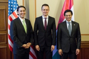 State Secretary Szijjártó (center) with his new friends. 