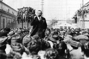 Béla Kun addresses workers during rally in Budapest. 