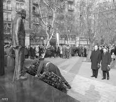 Hungarian Socialist Workers' Party officials unveil statue of Mihály Károlyi in 1975. 