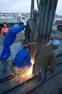 Workers remove the statue of Mihály Károlyi from its site next to the Hungarian Parliament Building. 