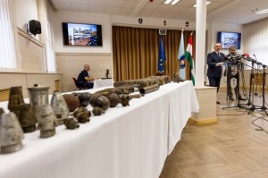 Ordnance on display during the Pintér-Tasnádi press conference (photo: MTI). 