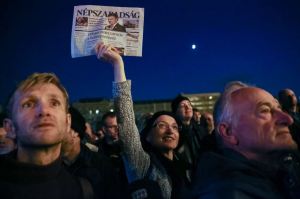 Demonstrators protest the suspension of Népszabadság's publication (photo: index.hu). 